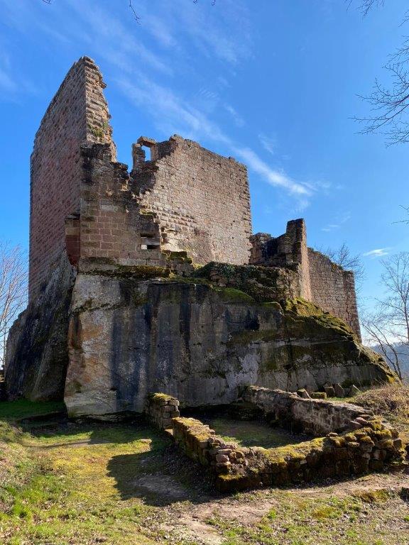 Ruines du château de Windstein sur son rocher de grès