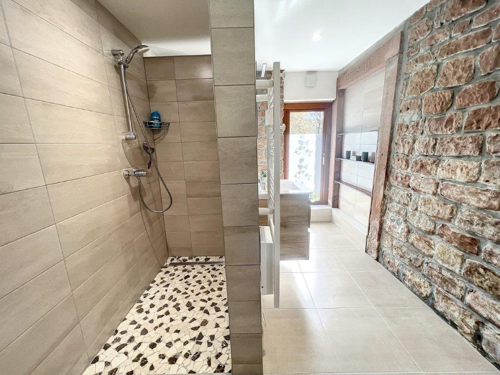 Douche à l'italienne et mur en grès des Vosges dans la salle de bain